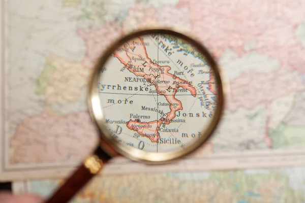 イタリア地図の前の虫眼鏡 — ストック写真