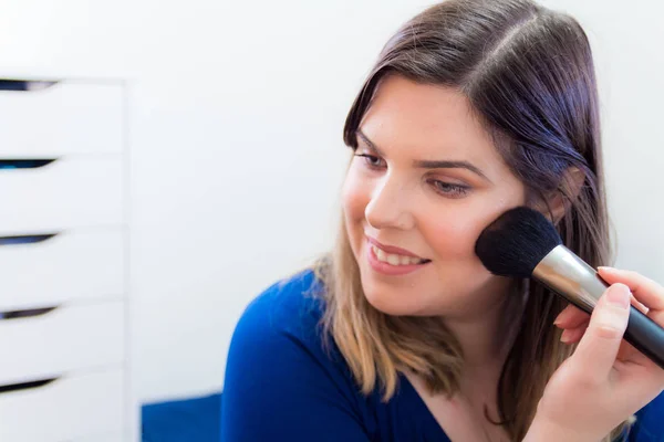 Vrouw Toepassing Van Make Haar Slaapkamer Lacht — Stockfoto