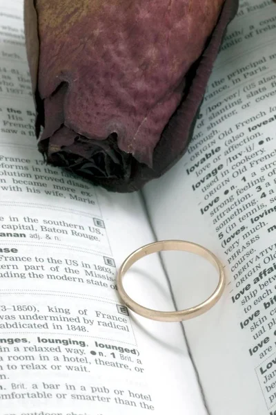 Anillo Boda Sombra Forma Corazón Sobre Una Biblia —  Fotos de Stock