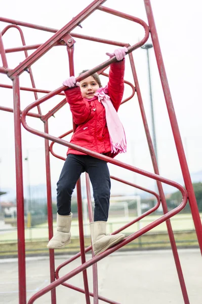 Kleines Mädchen Klettert Auf Eisengestell Eines Basketballkorbs Einem Outdoor Basketballfeld — Stockfoto