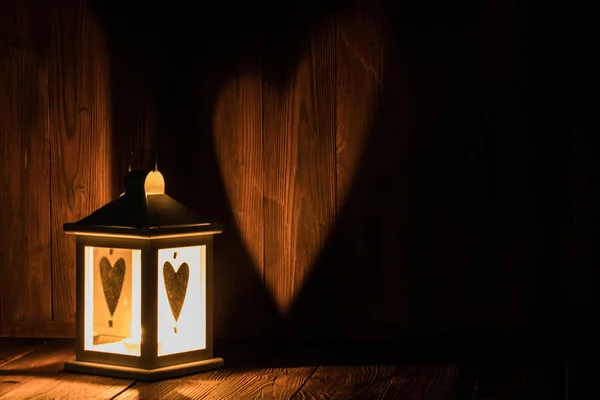 Laterne Mit Herzförmigem Glas Und Brennender Kerze Innen Auf Hölzernem — Stockfoto
