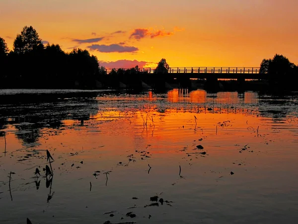 Puente Través Del Río Iluminar Rayos Rojos Puesta Del Sol —  Fotos de Stock