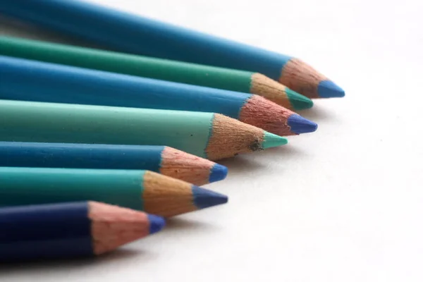 在白色背景上着色蓝色色调的铅笔 — 图库照片