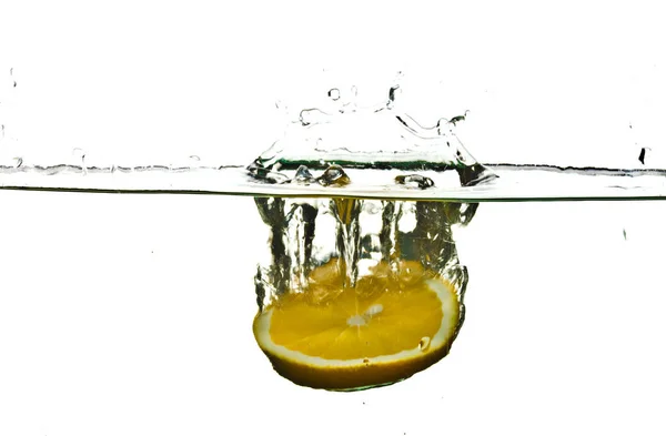 Splash Water Drops Een Citroen Water — Stockfoto