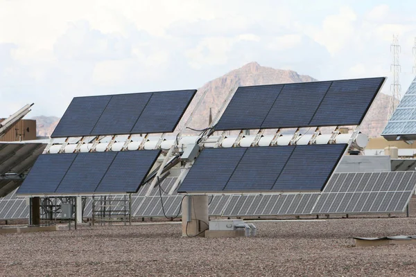 Paneles Solares Frente Montañas Desérticas Arizona Bueno Para Cuestiones Sobre —  Fotos de Stock