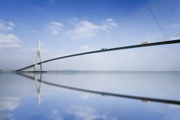 Filar Mostu Pont Normandie Swoje Odzwierciedlenie Rzece Seine Havre Francja — Zdjęcie stockowe