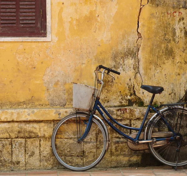 Bicicleta Casa Velha Hoi Vietnã — Fotografia de Stock