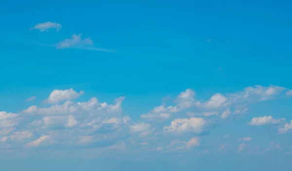 Bewolkt Met Zon Schijnt Blauwe Hemel — Stockfoto