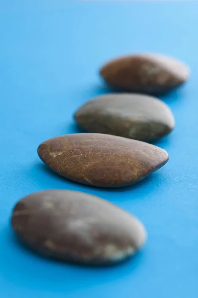 Pierres Spa Alignées Sur Fond Bleu — Photo