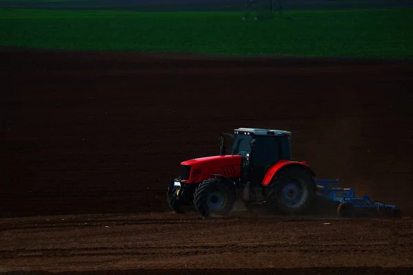 Traktor Pflügt Die Felder — Stockfoto