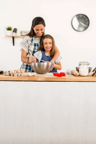 Tiro Uma Mãe Filha Divertindo Cozinha Aprendendo Fazer Bolo — Fotografia de Stock