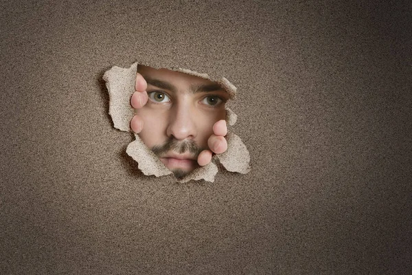 Προσωπογραφία Μέσα Ενηλίκων Καυκάσιος Άνδρα Peeking Από Τρύπα Σχισμένο Χαρτί — Φωτογραφία Αρχείου