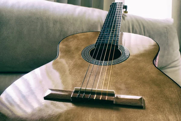 Fotografia Uma Guitarra Acústica Madeira — Fotografia de Stock