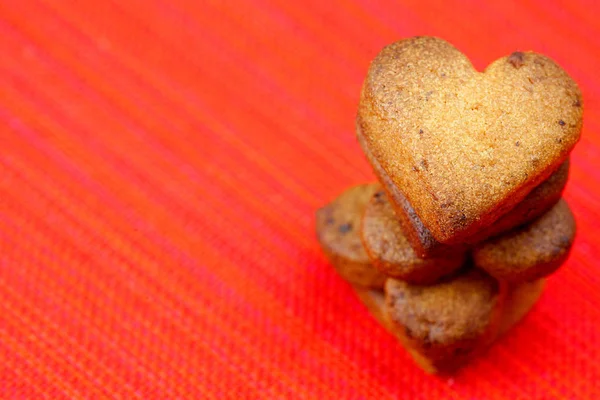 赤の背景プレートで心臓の形のクッキー — ストック写真