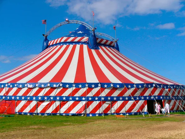 Circus Big Top Namiot Polu Ozdobione Gwiazdami Paskami — Zdjęcie stockowe