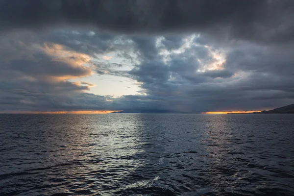 毛伊岛附近夏威夷的风暴日落 — 图库照片