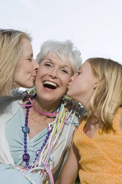 孙女和朋友接吻女人 — 图库照片