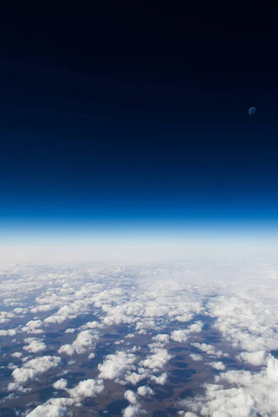 Blick Aus Der Höhe Über Die Wolken Und Das Gelände — Stockfoto