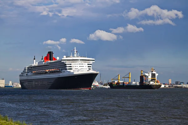 Cruise Hajó Queen Mary Vitorlázás Folyón Amikor Elhagyja Rotterdami Kikötő — Stock Fotó