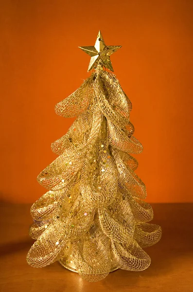 Goldnetz Weihnachtsbaum Auf Warmem Hintergrund — Stockfoto