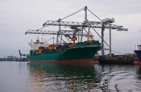 Containership Med Kranar Hamnen Molnigt Kvällstid — Stockfoto