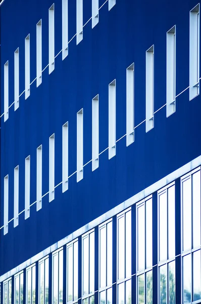 Ventanas Blancas Edificio Azul — Foto de Stock