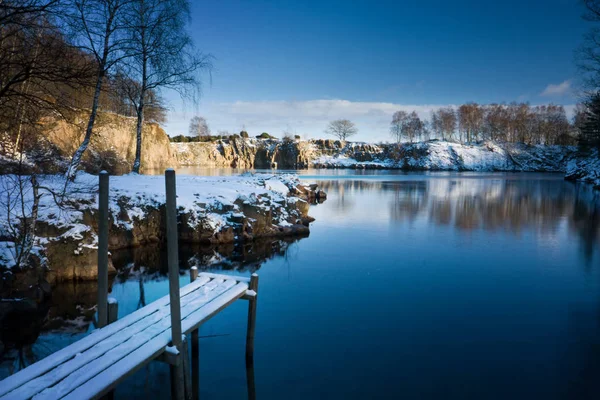 Деревянная Палуба Берегу Маленького Озера Зимой Швеция — стоковое фото