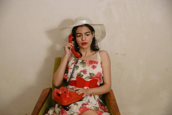Симпатичная Девушка Звонит Кому Ретро Красному Телефону Сидя Старом Кресле — стоковое фото