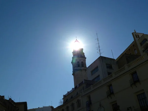 Torre Iglesia Contra Luz Solar Brillante — Foto de Stock
