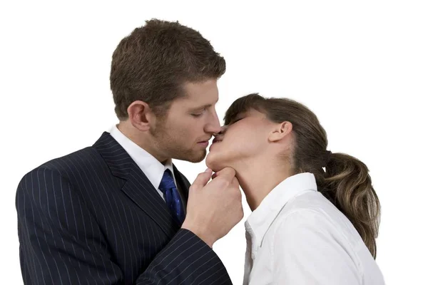 Beijando Pose Casal Fundo Isolado — Fotografia de Stock