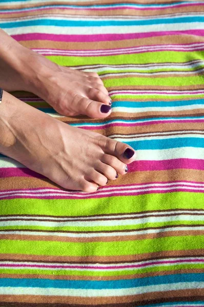 Λευκή Γυναίκα Πόδια Βερνικωμένες Νύχια Ριγέ Πετσέτα — Φωτογραφία Αρχείου