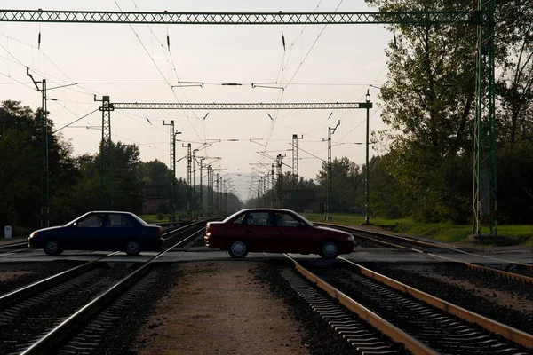 Autos Passieren Abend Einen Bahnübergang — Stockfoto