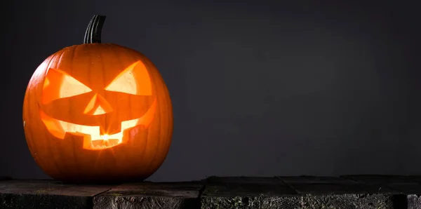 Gloeiende Halloween Pompoen Hoofd Hefboom Lantaarn Houten Tafel — Stockfoto