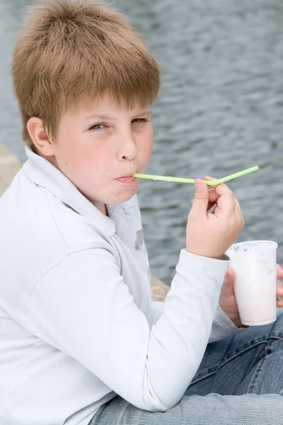 Kleine Jongen Drinkt Milkshake Een Rivier — Stockfoto