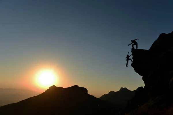Помочь Альпинизму Усилителю Достичь Вершины Горы — стоковое фото