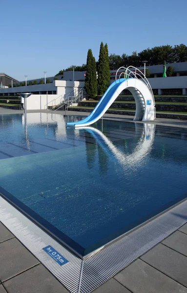 Dispeopled Bath Pool White Slide — Stock Photo, Image