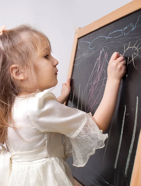 Mädchen Von Fünf Jahren Zeichnet Der Tafel — Stockfoto