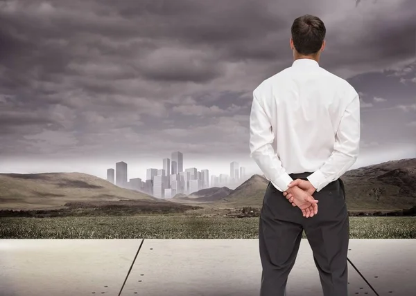 Imagen Compuesta Del Hombre Negocios Dando Espalda Cámara Mirando Distancia — Foto de Stock