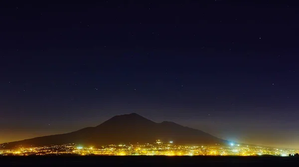 Monte Vesubio Por Noche Desde Sorrento Italia — Foto de Stock