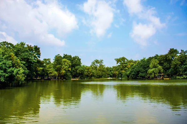 Belas Árvores Refletoras Céu Azul Lagoa Parque Universidade Silpakorn Nakhonpathom — Fotografia de Stock