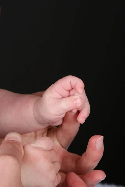 Die Hände Der Kaukasischen Mutter Und Des Babys Das Baby — Stockfoto