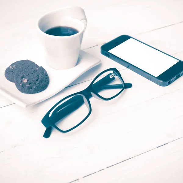 Cookie 手机和眼镜上白色的木桌的复古风格的咖啡杯 — 图库照片