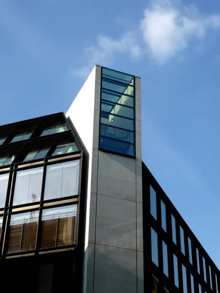 Una Foto Edificio Oficinas Estilo Moderno — Foto de Stock