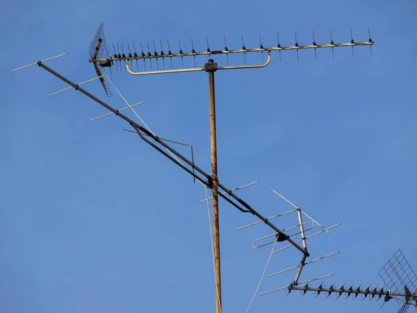 Çatı Katındaki Mavi Gökyüzü Antenler — Stok fotoğraf