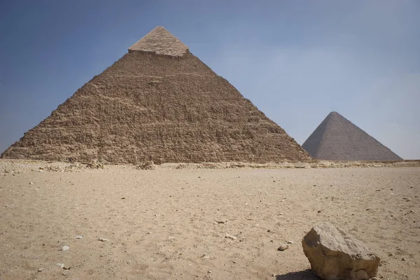 ギザの古代エジプトのピラミッドの2番目に大きいカフラエのピラミッド — ストック写真