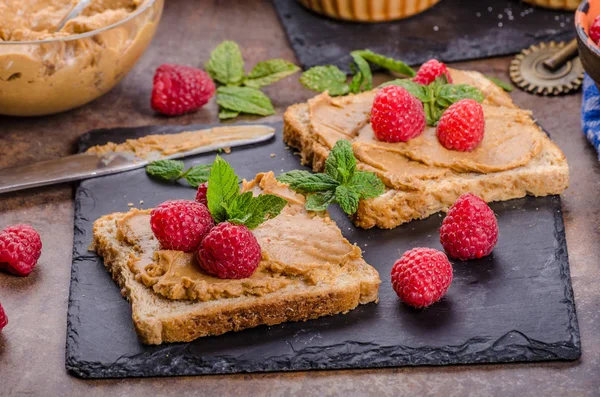 Tostadas Con Mantequilla Maní Bayas Composición Rústica Decoradas Con Menta —  Fotos de Stock