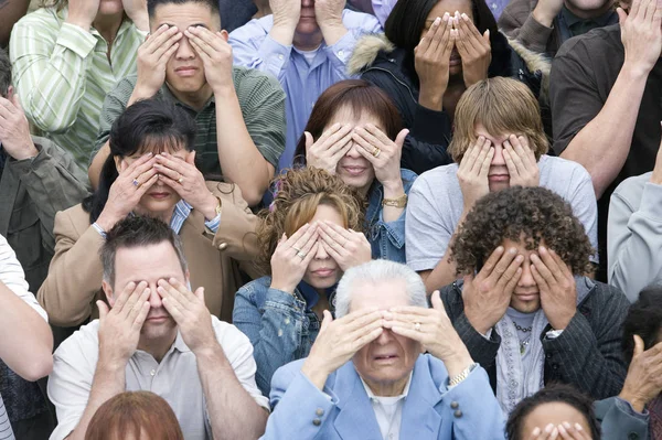 目を覆う群衆のクローズアップショット — ストック写真