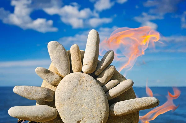 Het Stenen Symbool Van Zon Brandt Aan Donker Blauwe Zee — Stockfoto