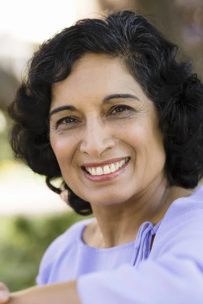 Retrato Uma Mulher Índia Sorridente Sentada Banco Parque — Fotografia de Stock