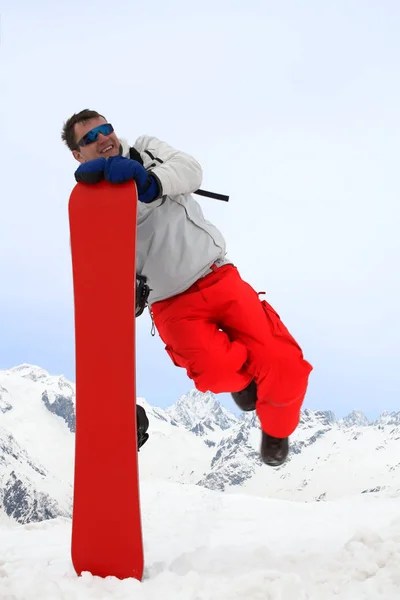 Uomo Felice Saltare Vicino Snowboard Sopra Cielo — Foto Stock